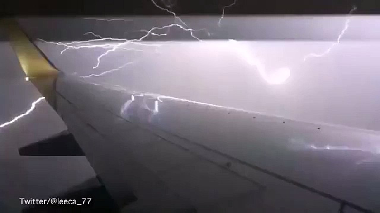 Yolcular Tarafından Kaydedilen Uçak Kanadına Yıldırımın Düşme Anı