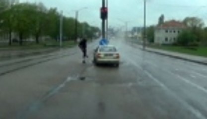 Trafikte kendi etti kendi buldu