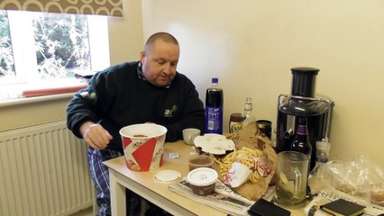 Having a KFC. no pots and pans for me my lad-kmipcrHvXgc