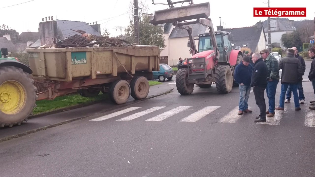 Châteaulin. Les agriculteurs bloquent l'accès au Centre Leclerc