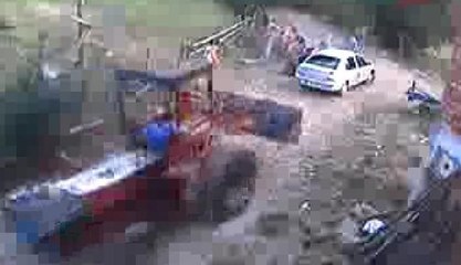 Kavga ettiği kardeşinin arabasını kepçeyle yamaçtan attı