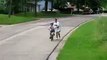 ▶ Padres enseñan a su hijo a montar en bici