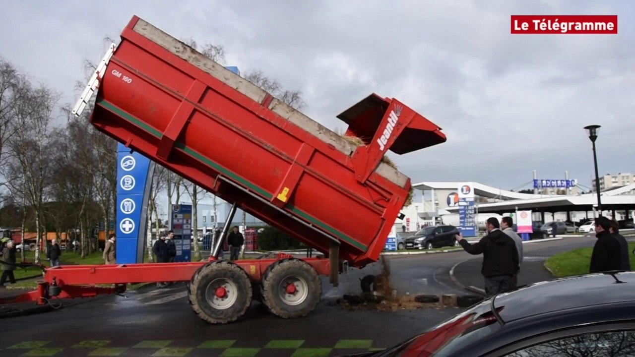 Morlaix. Les agriculteurs bloquent l'entrée du Leclerc et de Lidl