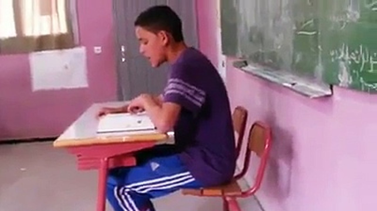 طفل يقرأ القرآن في المدرسة بصوت لا يصدق ما شاء الله لا قوة الا بالله