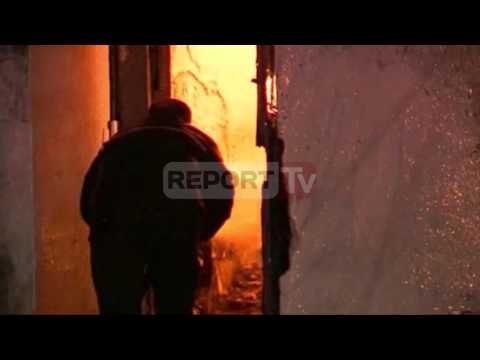 Report TV - Digjet një godinë tre katëshe në Vlorë, shkak një shkëndijë elektrike