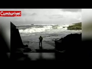Sahile inen çift dalgalara böyle kapıldı