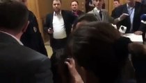 Përkrahësit e opozitës hodhën gaz me ngjyrë para Kuvendit (VIDEO)