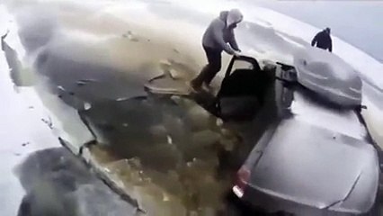 Ils font couler leur 4x4 sur un lac glacé