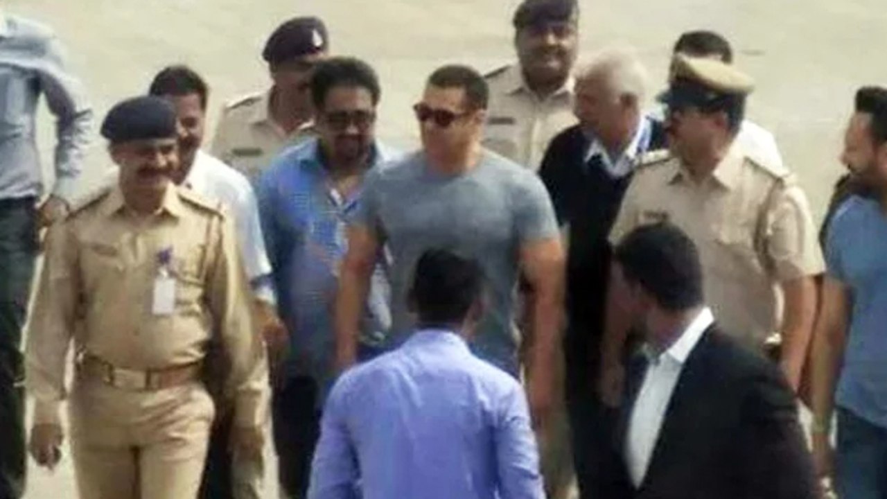Crazy FANS CHEERS For Salman Khan In Surat | DA-BANG Live Concert