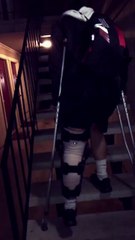 Il se moque de sa copine handicapée sur la musique de rocky... Bonne esprit!!