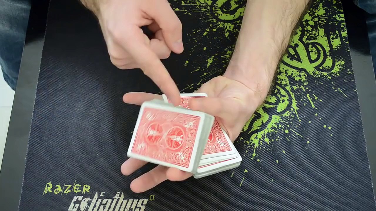 حركة دوران الأوراق بين الأصابع