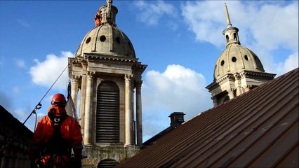 Des ouvriers spécialisés au chevet d'une des flèches de la basilique Notre-Dame de Boulogne-sur-Mer