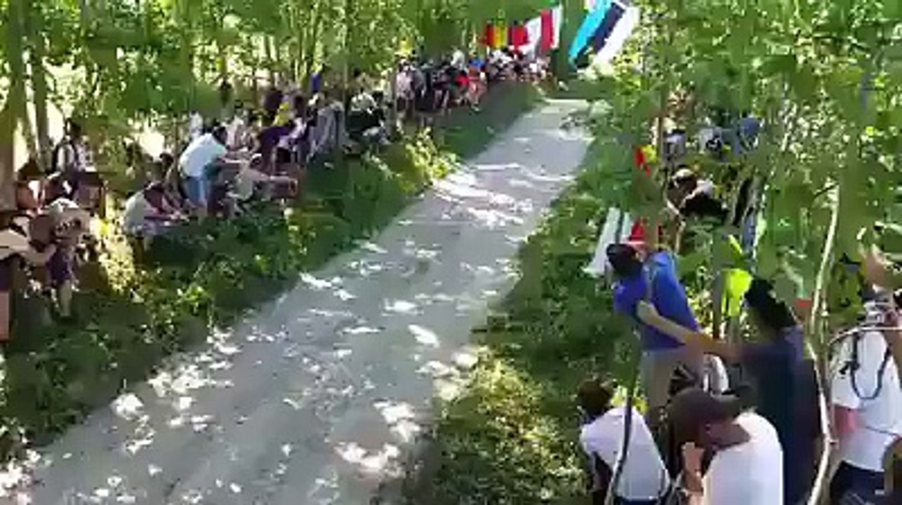 Un vol plané incroyable pour cette voiture lors d'un rallye - C'est très spectaculaire !