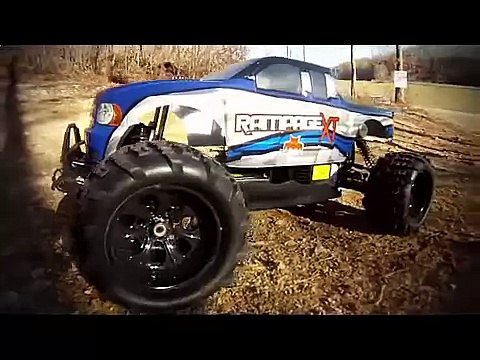 Бензиновый бигфут показывает класс на раллийной трассе