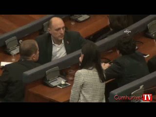 Muhalif vekiller meclisten yaka paça atıldı