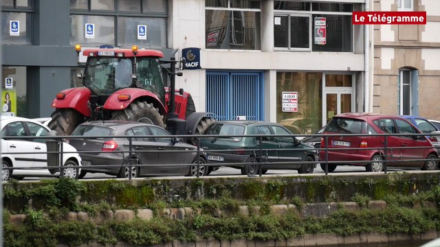 Morlaix. Les agriculteurs bloquent l'intermarché de Saint-Fiacre