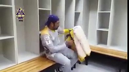 Sarfraz Ahmad NAAT parhty huay ... In dressing room. Great voice