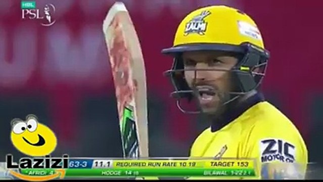 کراچی کنگز کے خلاف میچ میں شاہد آفریدی آؤٹ ہونے سے پہلے ایمپائر پر برہم ہوگئے.