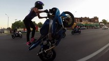 Une jeune femme fait des cascades en moto dans les rues de Saint Louis
