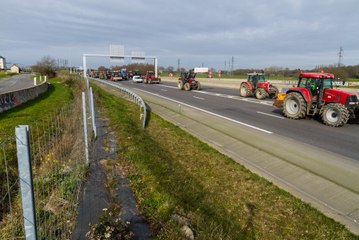 Les agriculteurs bloquent la rocade de Rennes