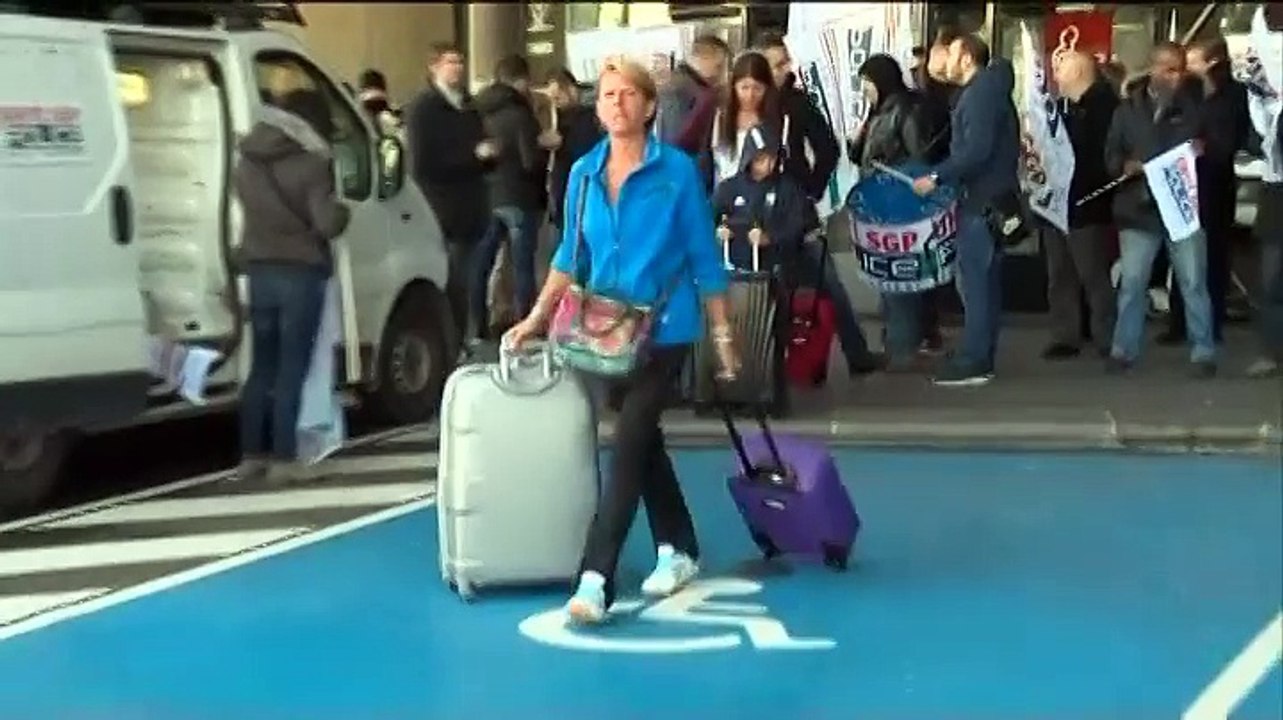 La "grève du zèle" de la police aux frontières sème la pagaille dans les aéroports parisiens