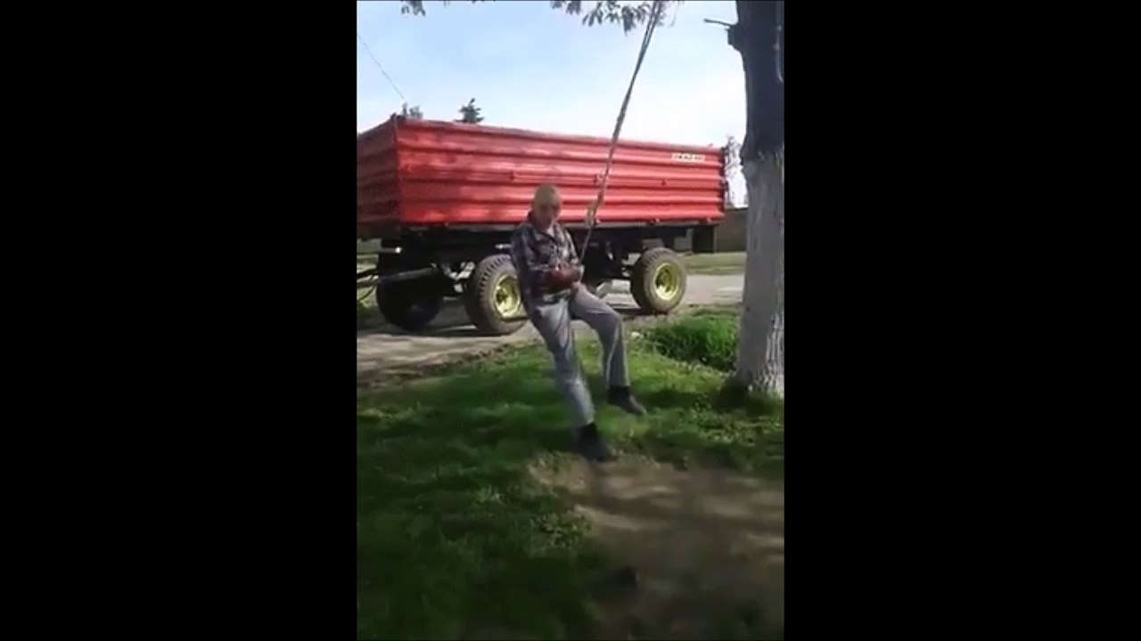 Il essai d'imiter Miley Cyrus dans Wrecking Ball... Bim, fail