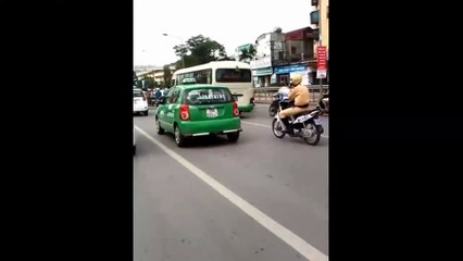 Cảnh sát Hà Nội đuổi bắt ôtô điên như phim hành động