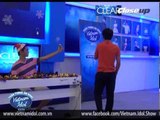 Vietnam Idol 2012 - Thanh Tùng đàn cho Yasuy đóng giả ông già Noel hát