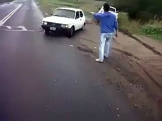 Fiat 147 reboca um 4x4. Que diferença