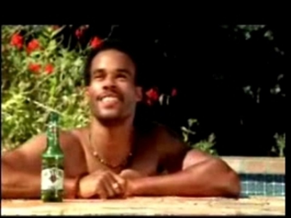 Saut dans la piscine vide