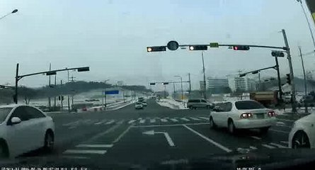 Un piéton chanceux échappe de peu à la mort