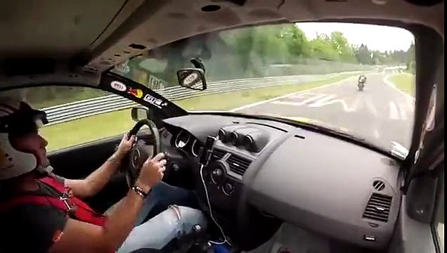 Uma luta taco a taco entre um Renault Mégane RS e uma BMW S 1000RR em Nürburgring