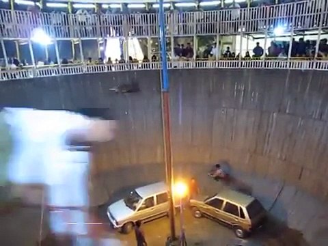 Автогонки по наклонному треку. Индия