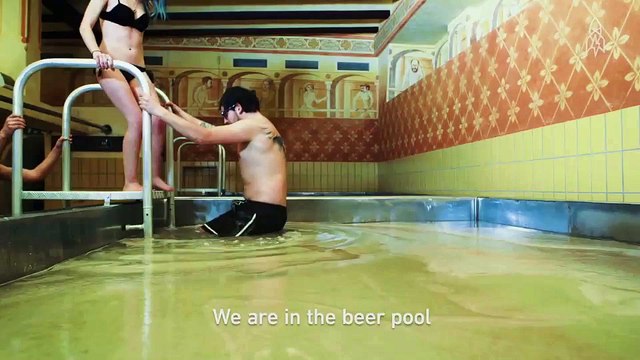 El sueño de muchos hombres: ¡Bañarse en piscina de cerveza!