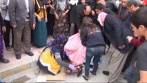 Nusaybin'de Yolda Yürürken Başına Kurşun İsabet Eden Kadın Öldü