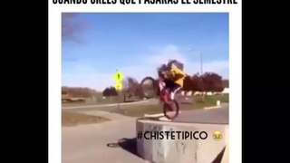 Increible intenta saltar en su bici para la red y fijate que pasa