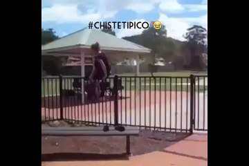 Intento saltar la cerca para llamar la atencion pero algo sale mal