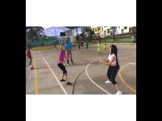 Miren lo que le pasa esta jovenes mientras juegan !!! para morir de la risa