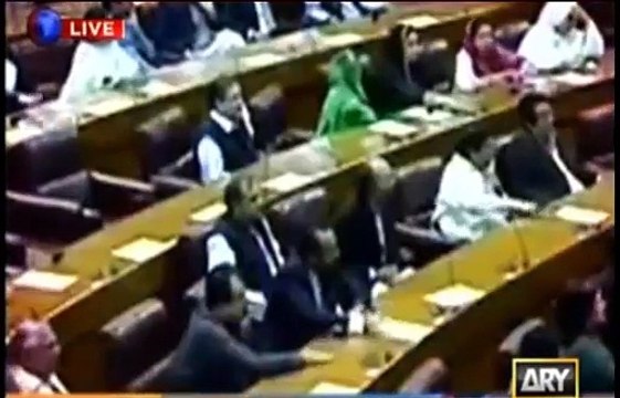 Dr Shahid Masood shows reactions of other Parliamentarians while Aitezaz Ahsan was insulting Ch Nisar during dharna