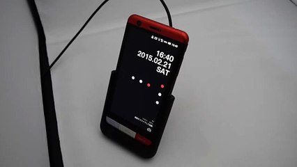 「INFOBAR A03」レビュー【卓上ホルダ 縦置き編】