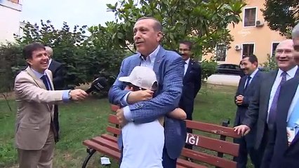 Erdoğan, balkondan sevgi gösterisinde bulunan Arda isimli çocukla sohbet etti