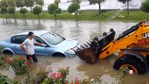 İstanbul'da yağmur: Olimpiyat Stadı'nın önünde araçlar mahsur kaldı