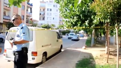 Polis vatandaşı vurdu, sonra da tekmeledi