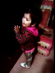 Hermosa beba bailando zamurai
