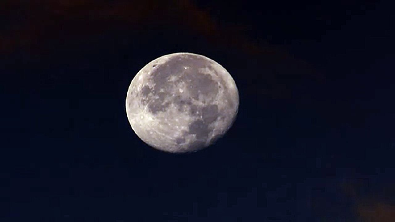 Футаж Луна заходит за облака