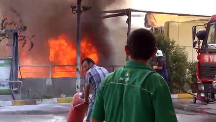 Akaryakıt istasyonu yanında çıkan yangın korkuttu