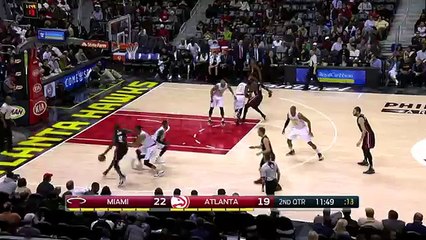 Luol Deng Posterizes Mike Scott!