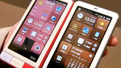 「INFOBAR A01」を2台同時にスクロール操作