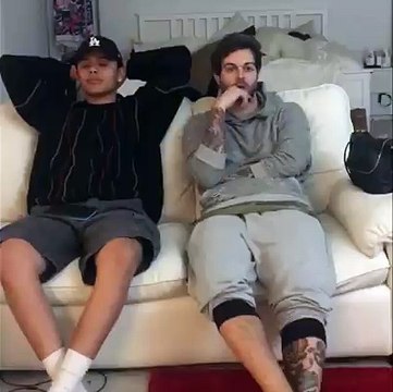 What guys think girls do in the bathroom VS. What they ACTUALLY do...