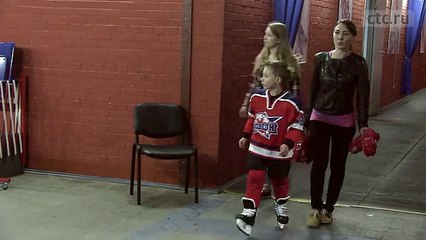 Молодёжка- Антипов учит брата кататься на коньках